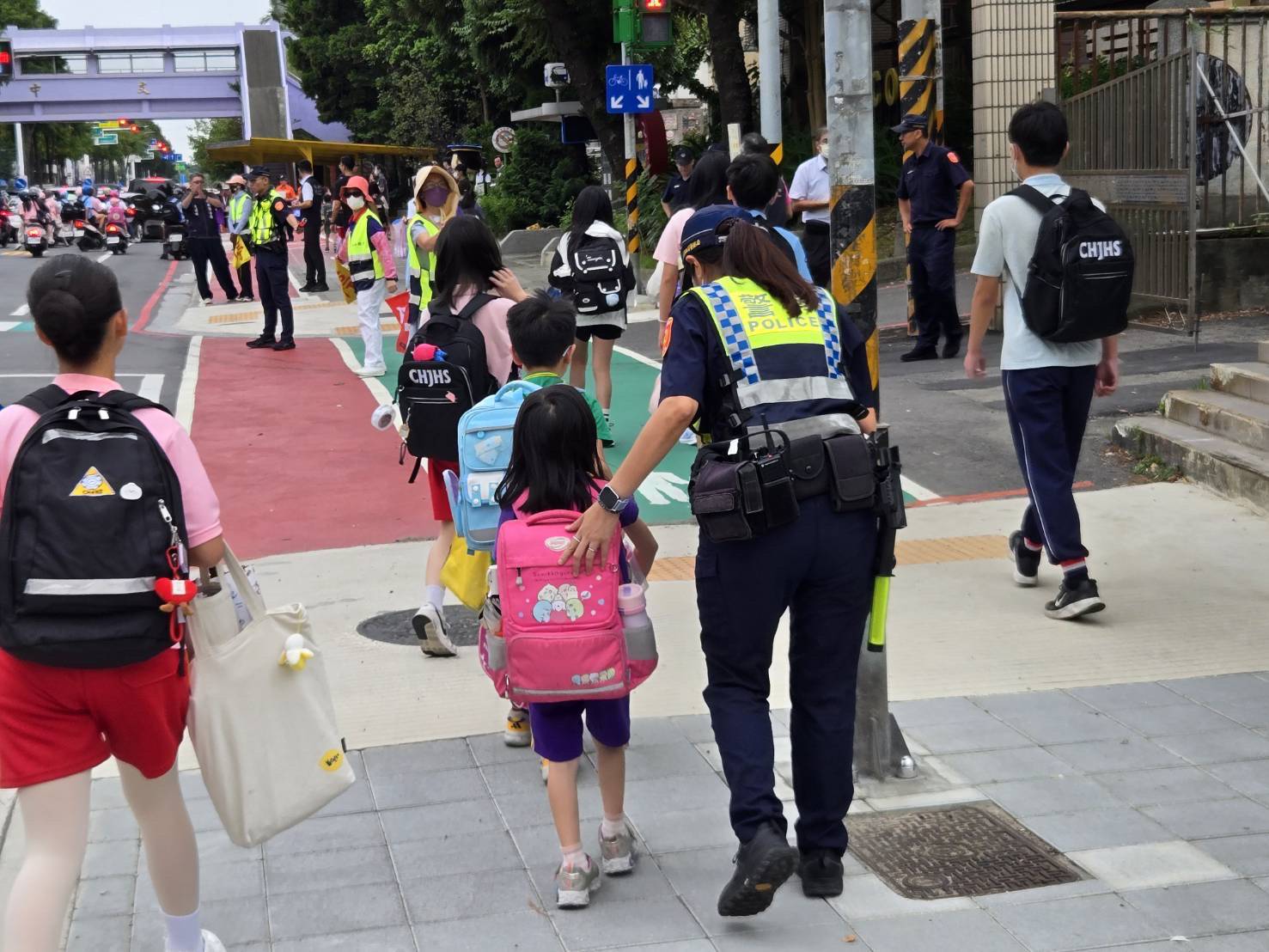 暑假結束！桃園警維護通學安全「設攤」強化學子用路觀念