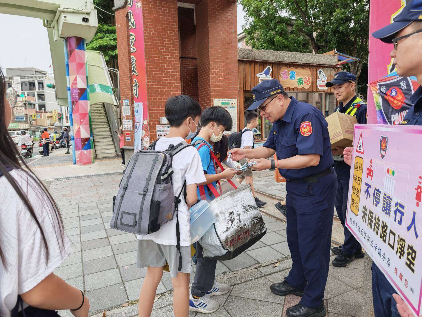 迎接新學期！平鎮警開學首日攜手校方 營造友善用路環境