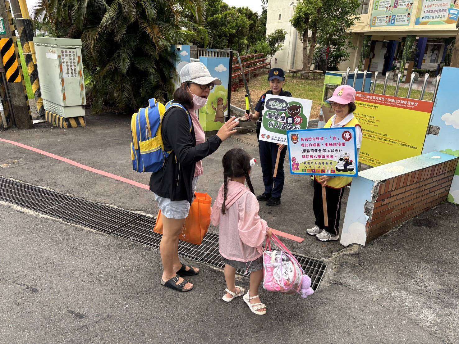 開學日湧人車潮 八德分局部署警力確保交通順暢