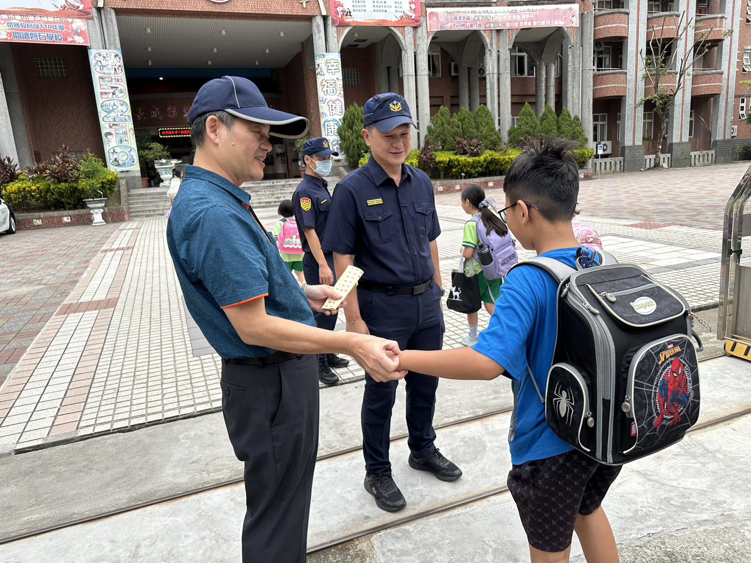 龜山警守護上學安全 學童收到「這1張」直呼開心 龜山警守護上學安全 學童收到「這1張」直呼開心