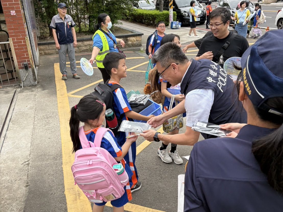 暑假再見!壢警開學日前進校園 創意小物宣導交通安全 暑假再見!壢警開學日前進校園 創意小物宣導交通安全