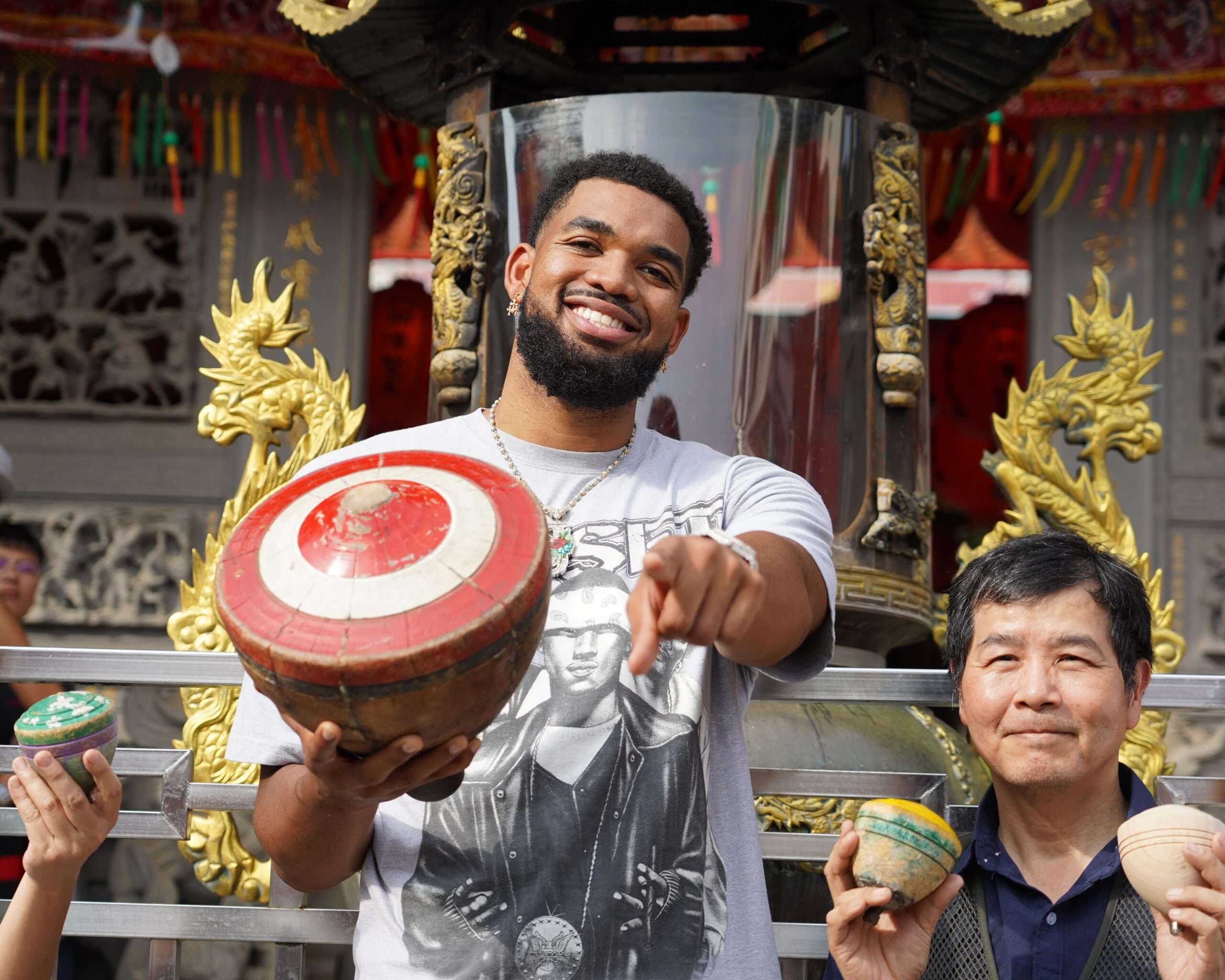 NBA巨星唐斯逛桃園大溪老街最愛這一味 首次體驗擲筊就得到聖杯 NBA巨星唐斯逛桃園大溪老街最愛這一味 首次體驗擲筊就得到聖杯