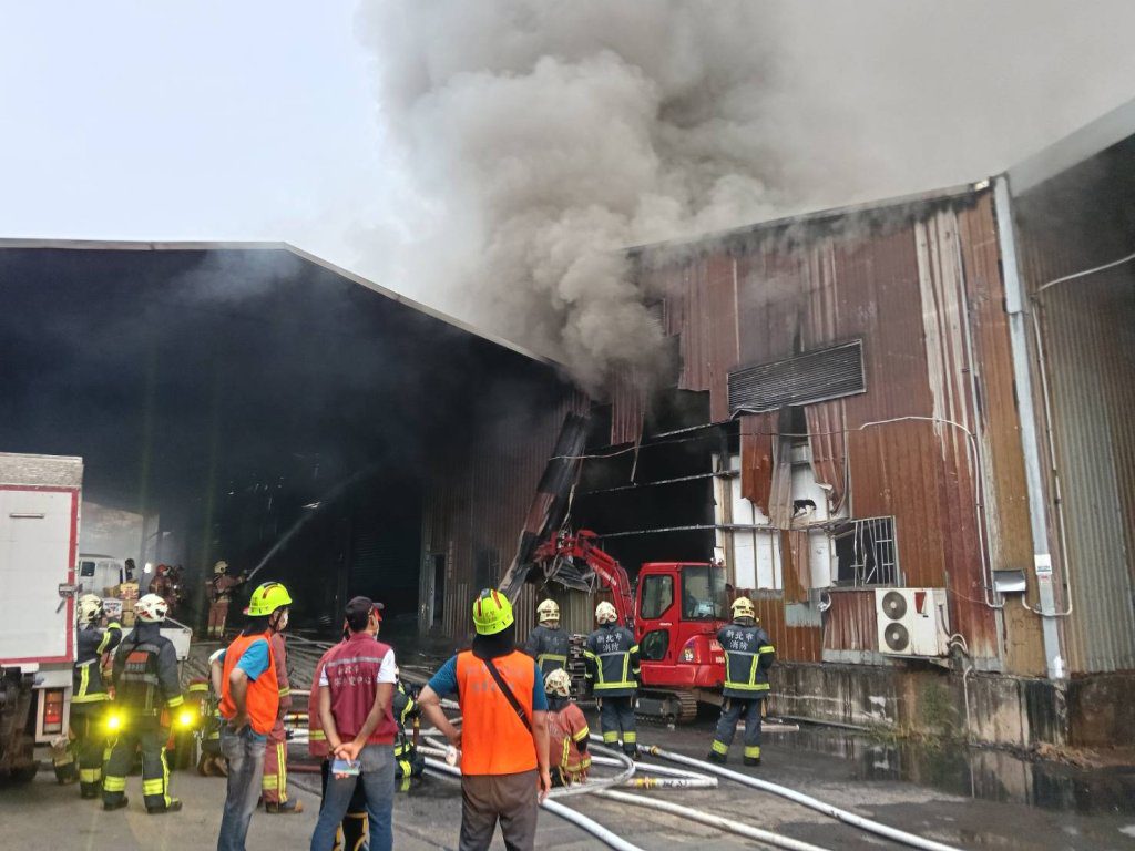 林口深夜惡火竄燒　伴連環爆炸聲響吞2工廠