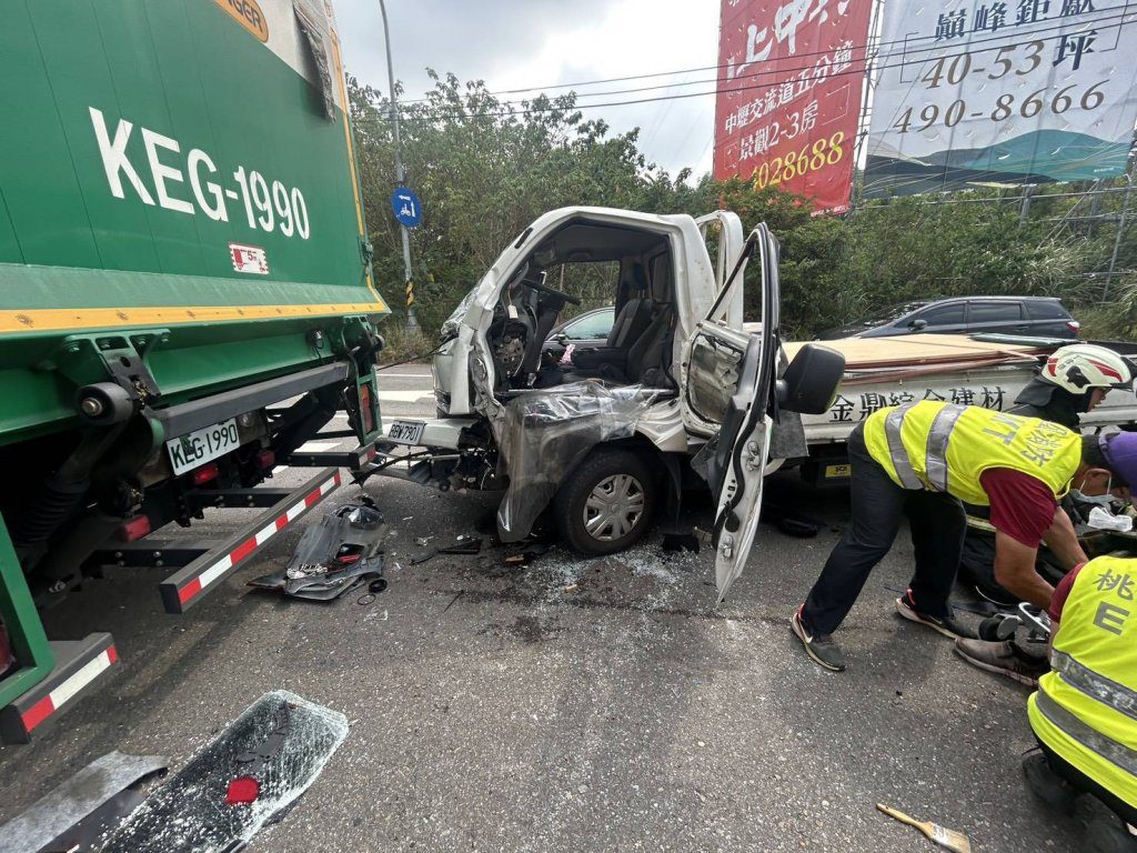 平鎮小貨車未注意車前狀況追撞郵務車　肇事駕駛夾困右腳骨折