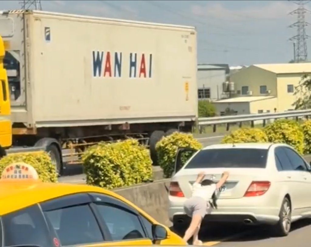神力女超人降臨？國道岡山段驚見女子拋錨推車前進