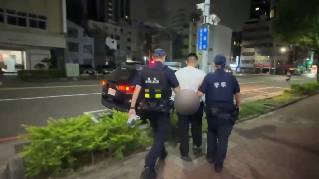 高雄輕軌驚見偷拍狼! 25歲男大義站旁偷拍女子 當場被逮秒認罪 高雄輕軌驚見偷拍狼! 25歲男大義站旁偷拍女子 當場被逮秒認罪