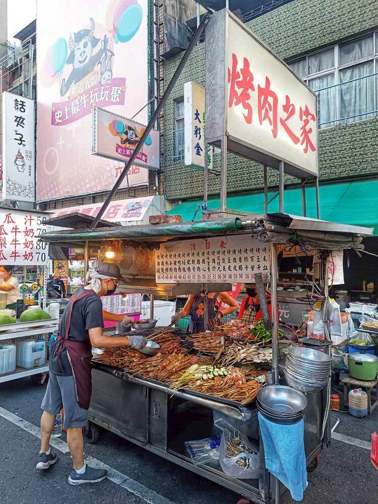 六合夜市烤肉之家 飄香50年的碳烤香味，讓人馬上停止腳步，進入味覺美味的國度！票選編號6
