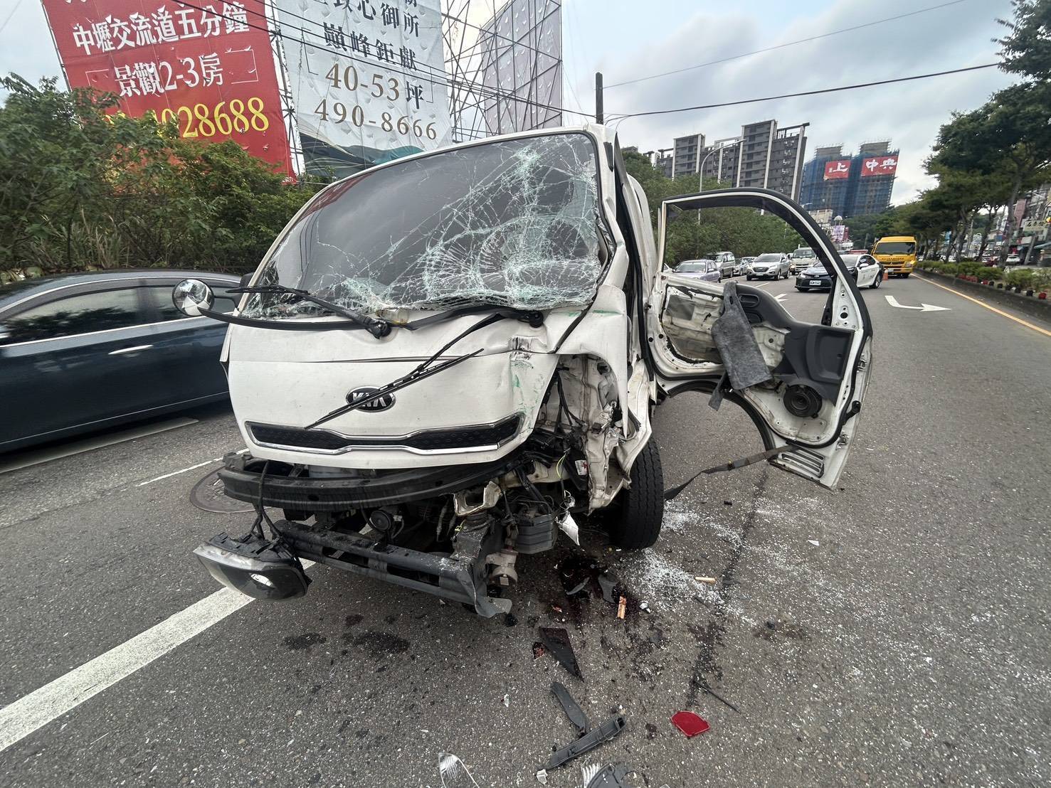 【有片】平鎮小貨車猛撞郵務車 車窗當場碎裂噴飛 【有片】平鎮小貨車猛撞郵務車 車窗當場碎裂噴飛