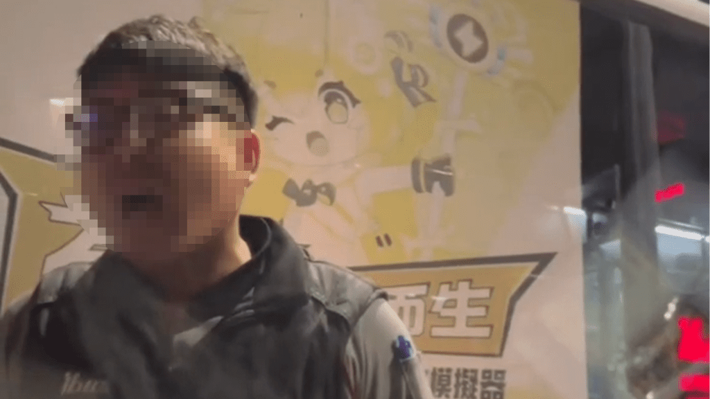 影／台南金華路火爆！公車駕駛與轎車當街互嗆　路人全看傻