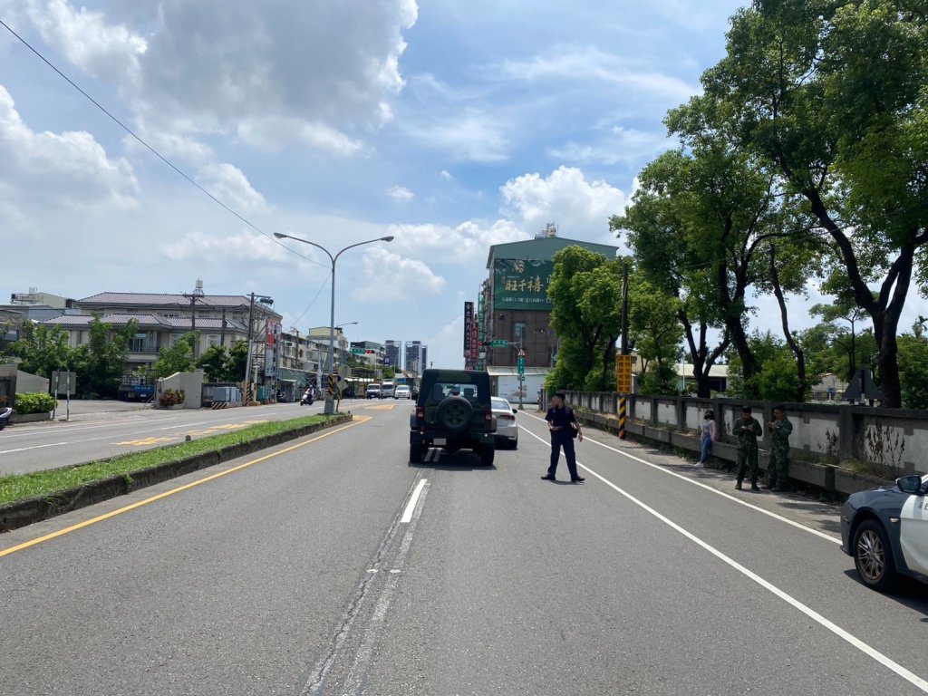 屏東街頭上演 軍車追撞等紅燈自小客!  2駕駛酒測值出爐