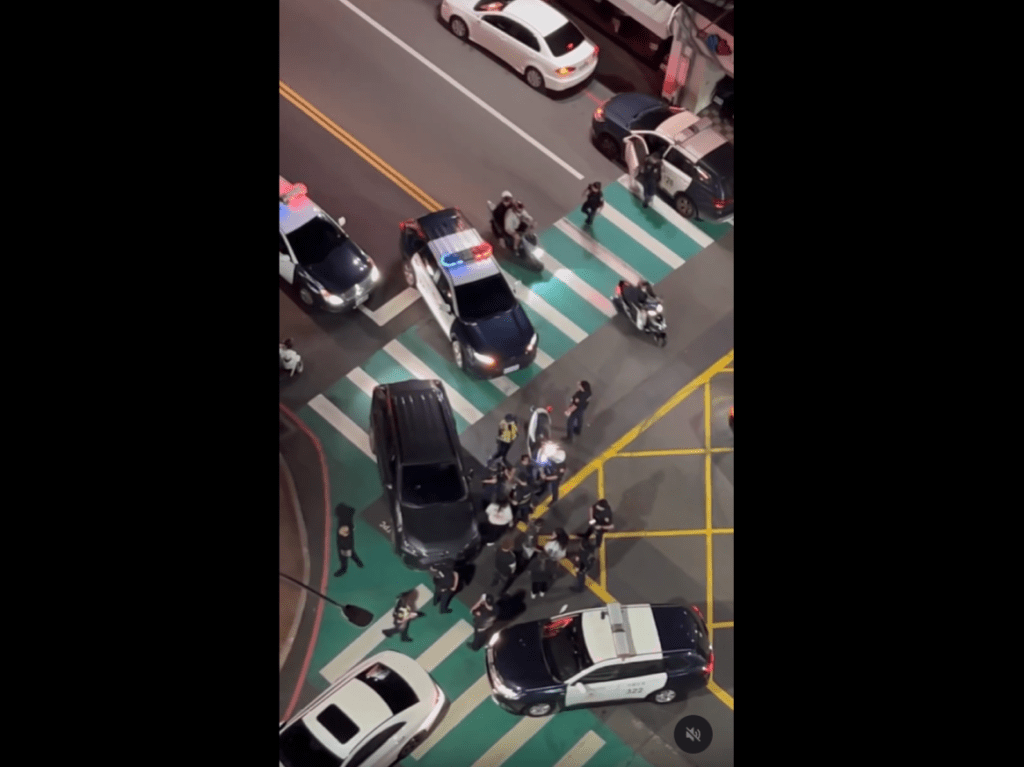 酒醉男KTV外堅持要「續攤」　友人左右挾持引誤會警車團團包圍