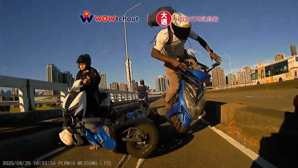 三重重新橋4車連環車禍 白衣騎士閃不及騰空飛起 三重重新橋4車連環車禍 白衣騎士閃不及騰空飛起