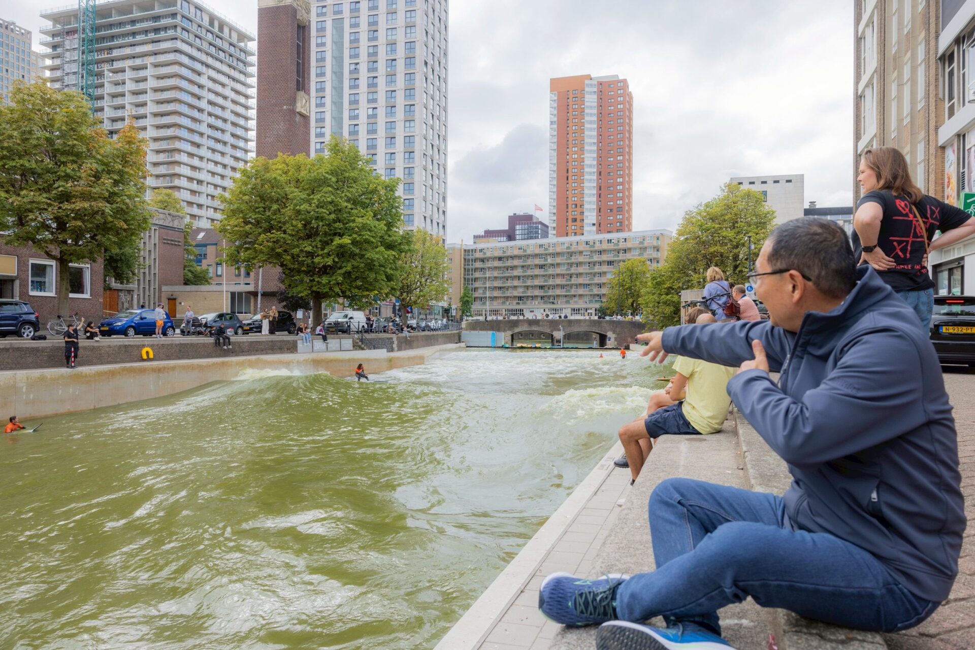 參訪全球首座「市中心衝浪池」 侯友宜:要因地制宜 推動全齡運動環境 參訪全球首座「市中心衝浪池」 侯友宜:要因地制宜 推動全齡運動環境