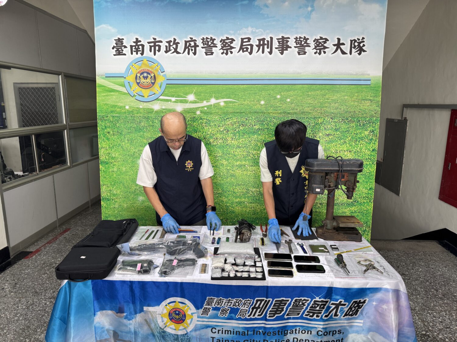 南市刑大破獲貨櫃屋藏槍毒窩點 南市刑大破獲貨櫃屋藏槍毒窩點