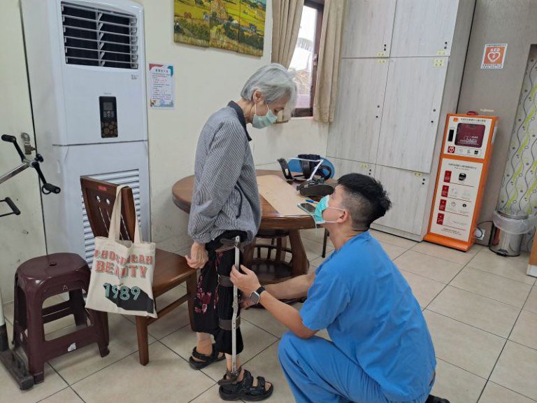 臺北榮總「輔具達人」 讓新竹榮家長輩行動無礙