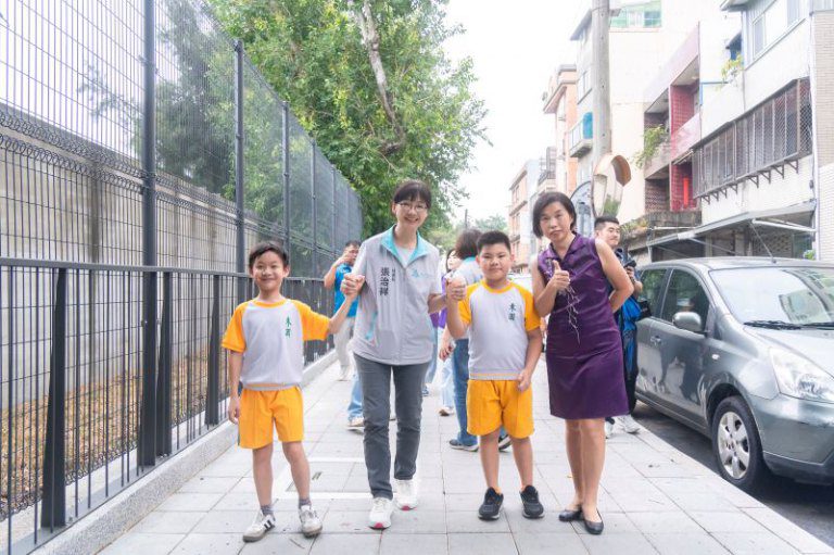 東園國小通學步道竣工！　張治祥秘書長到場視察並贈小一新生禮祝學童入學平安