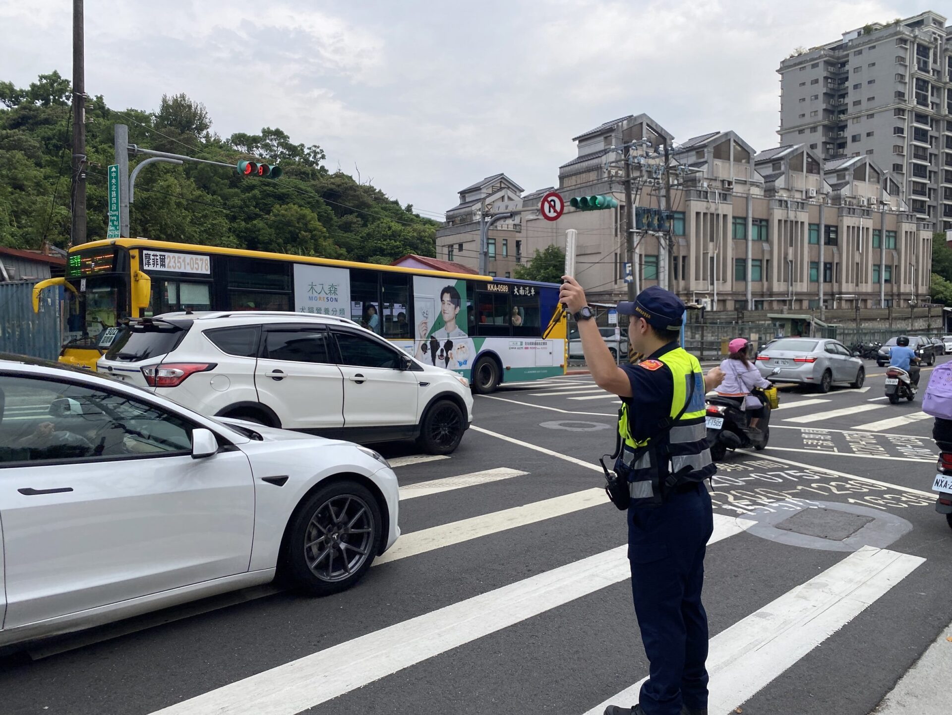 學童上學趣！北投警暖心護童宣導交通安全及識詐觀念