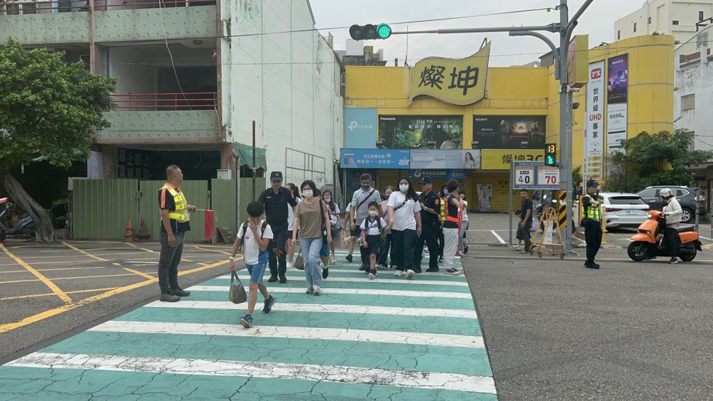 開學了!彰縣警局婦幼隊及各分局派員警護童 並加強校園安全 開學了!彰縣警局婦幼隊及各分局派員警護童 並加強校園安全
