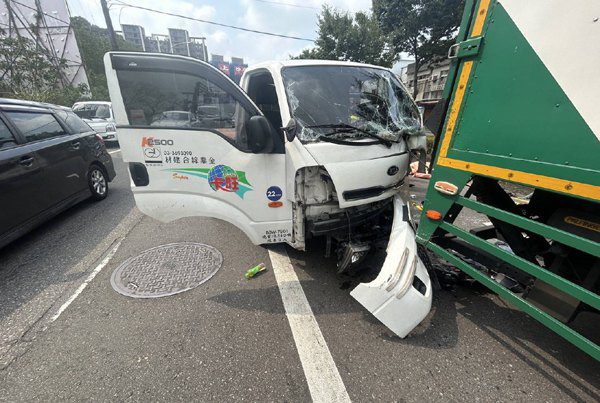 平鎮自小貨撞郵務車　小貨車傷的很重