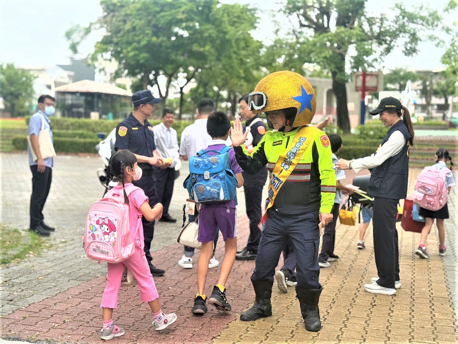 護童專案暨交通安全月 嘉華三朵花陪小朋友快樂上學去 護童專案暨交通安全月 嘉華三朵花陪小朋友快樂上學去