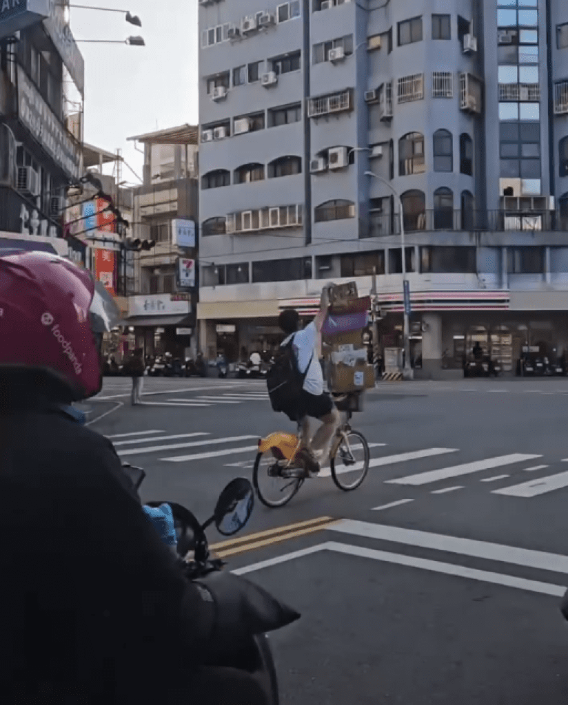 台中驚見「箱子版特技騎士」 U-Bike一路疊高高還逆向 台中驚見「箱子版特技騎士」 U-Bike一路疊高高還逆向