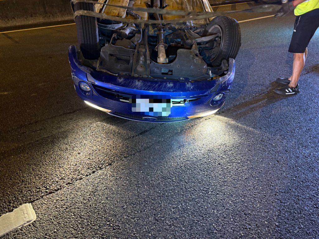 新/國3南下2車碰撞!1翻車朝天 1男2女送掛彩送醫 新/國3南下2車碰撞!1翻車朝天 1男2女送掛彩送醫