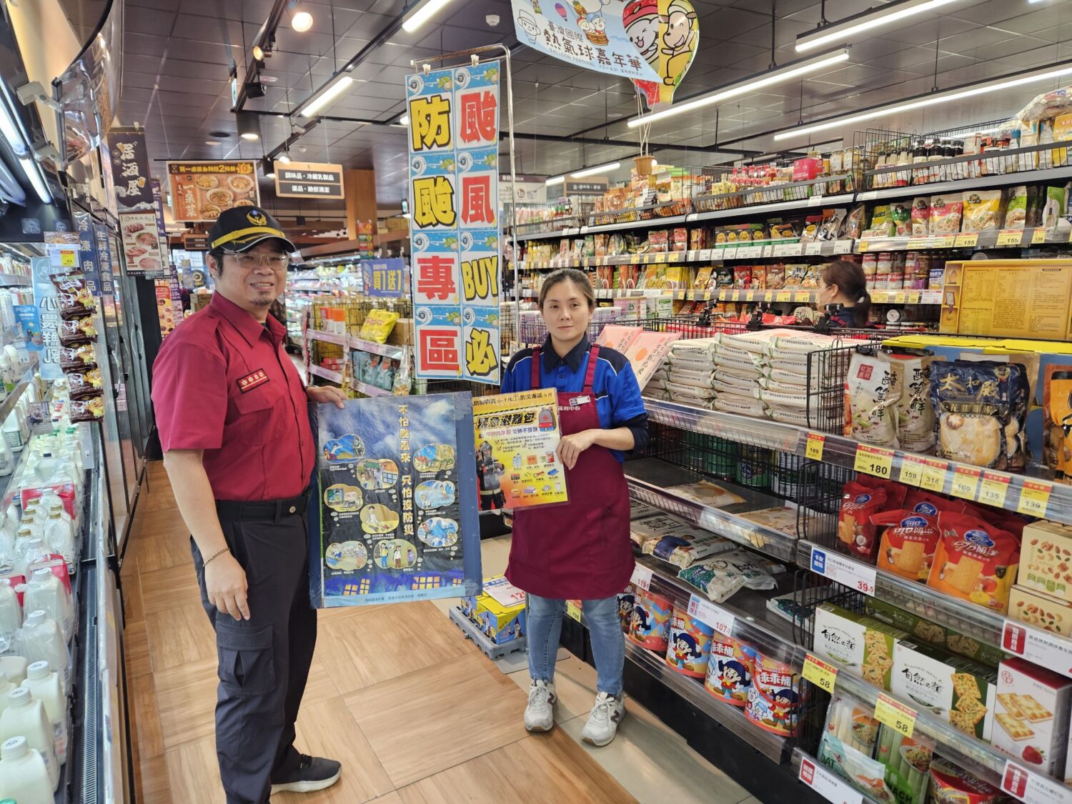 路竹分隊走訪超市賣場防災專區  確保防災資訊完善