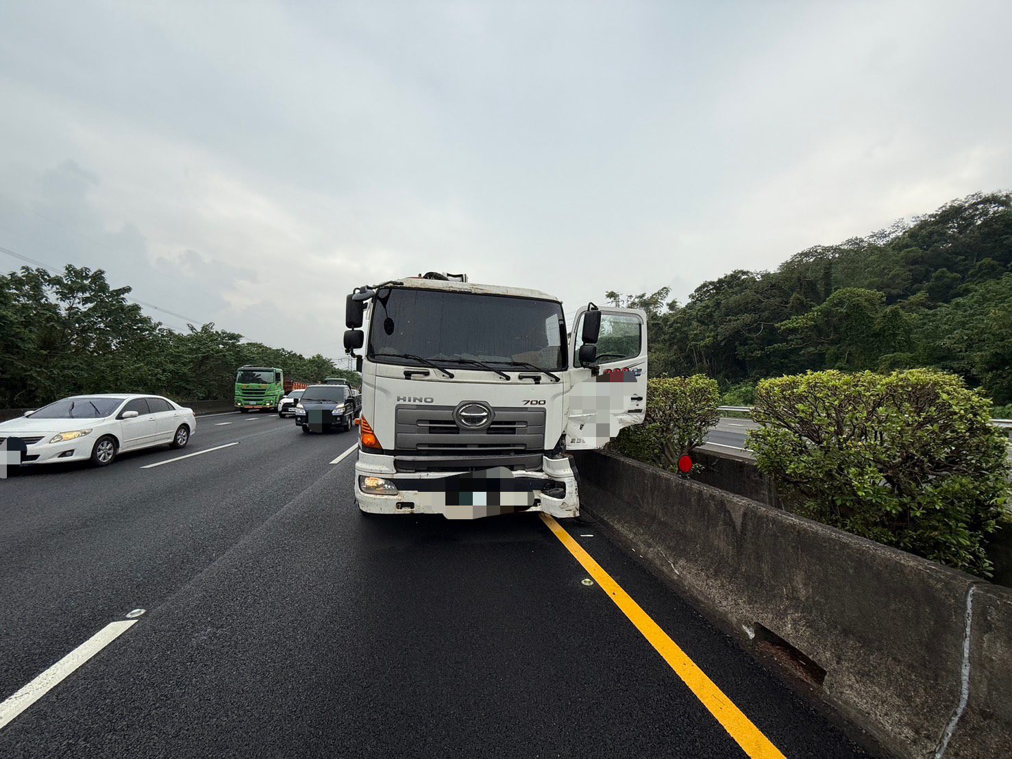 【有片】驚險！國3大溪貨車爆胎失控偏移 自小客遭撞凹1人送醫