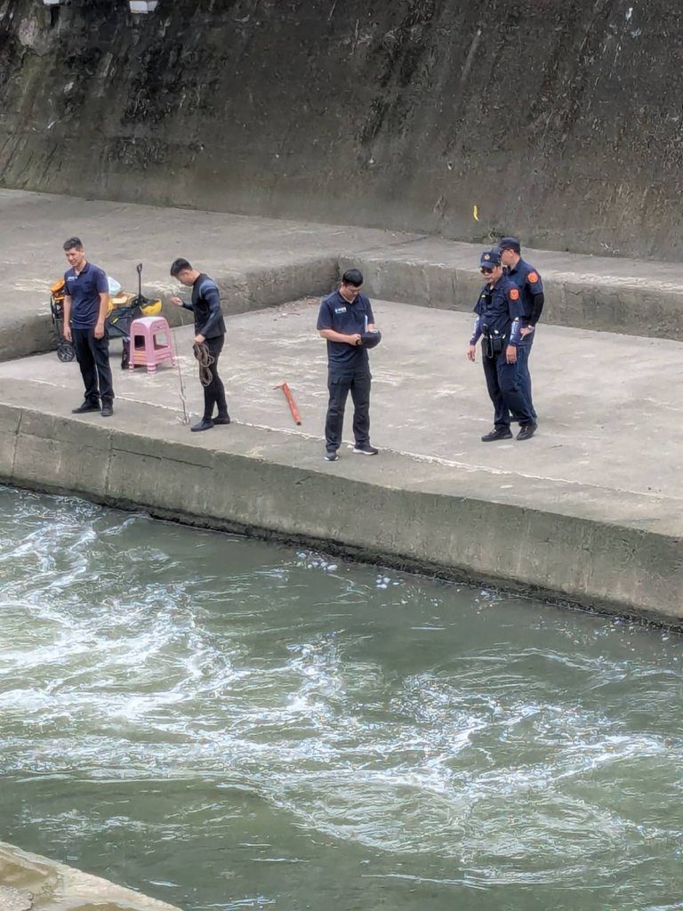 台中麻園頭溪傳有民眾溺水! 警消搜尋中 台中麻園頭溪傳有民眾溺水! 警消搜尋中