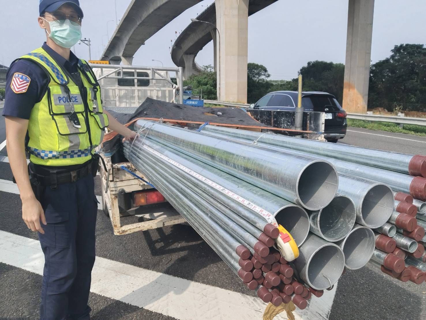 「尾巴」長過頭!國1小貨車超載鋼管 最高恐吃1萬8罰單 「尾巴」長過頭!國1小貨車超載鋼管 最高恐吃1萬8罰單