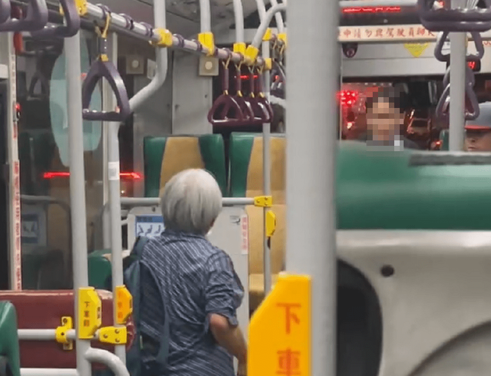 【有片】龍潭7旬婦搭公車暴怒 與司機吵架場面超火爆 【有片】龍潭7旬婦搭公車暴怒 與司機吵架場面超火爆