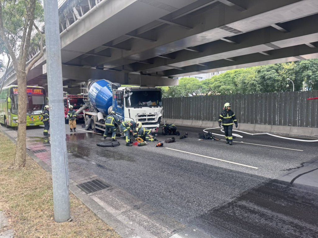 撞擊畫面曝光！女騎士左轉遭直行預拌車猛撞　捲車底拖行百公尺