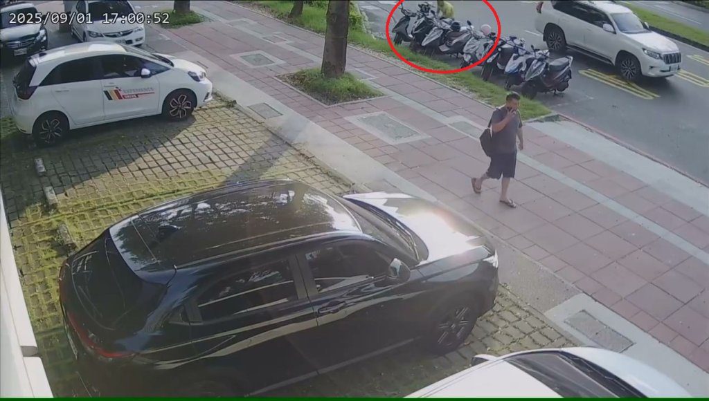 影／惡意推機車！男怒推「4輛如骨牌倒下」　被旁人發現急騎腳踏車逃