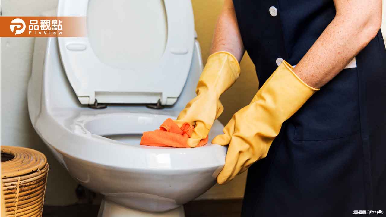 馬桶尿垢刷不掉!女大生用「1神物」秒乾淨 馬桶尿垢刷不掉!女大生用「1神物」秒乾淨