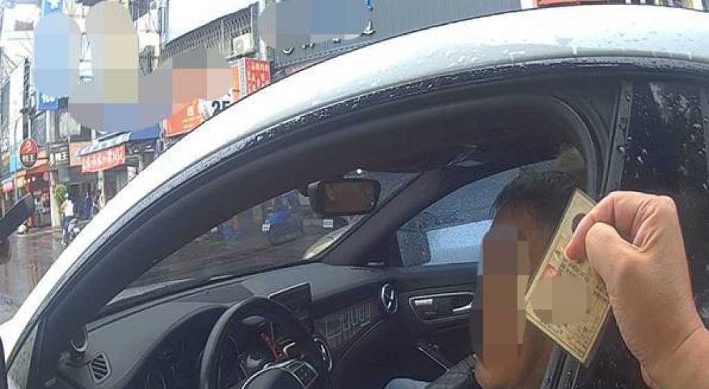 臉型五官不像臉上的痣位置不對 潛逃18年通緝犯拿弟弟駕照受檢被識破 臉型五官不像臉上的痣位置不對 潛逃18年通緝犯拿弟弟駕照受檢被識破