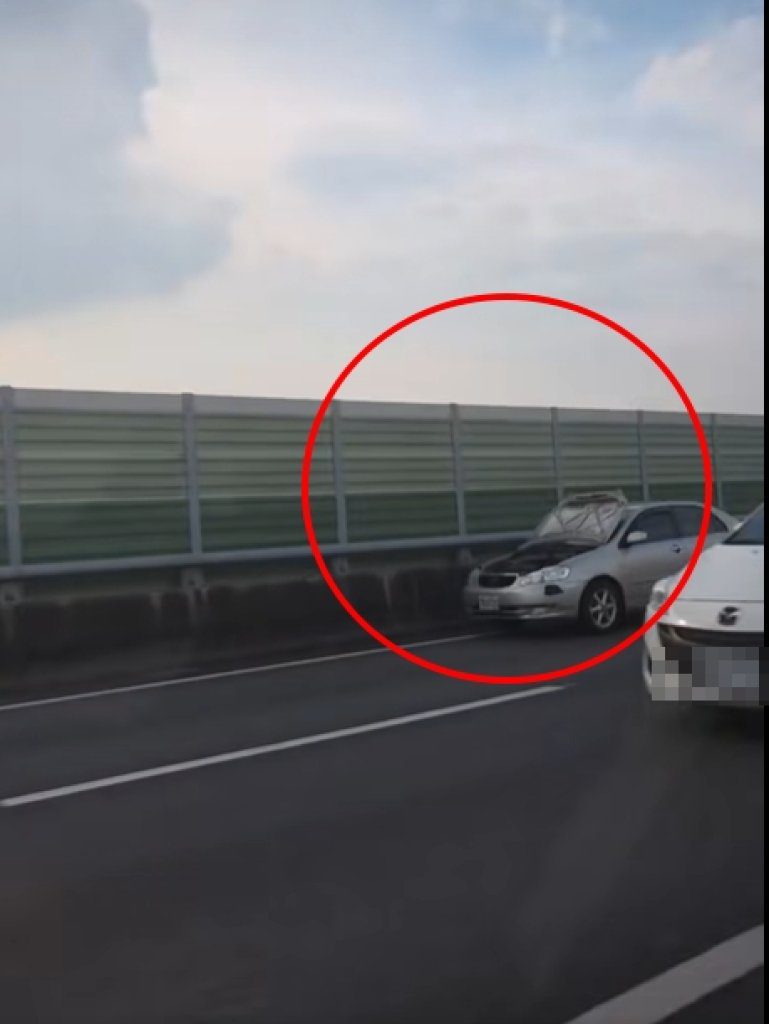 台74線驚險畫面!轎車引擎蓋突掀起 網友熱議「根本GTA實景」 台74線驚險畫面!轎車引擎蓋突掀起 網友熱議「根本GTA實景」