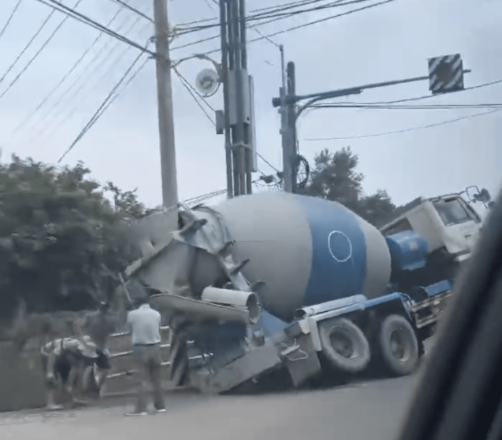預拌混凝土車轉彎不慎卡水溝 車體懸空受困2小時 預拌混凝土車轉彎不慎卡水溝 車體懸空受困2小時