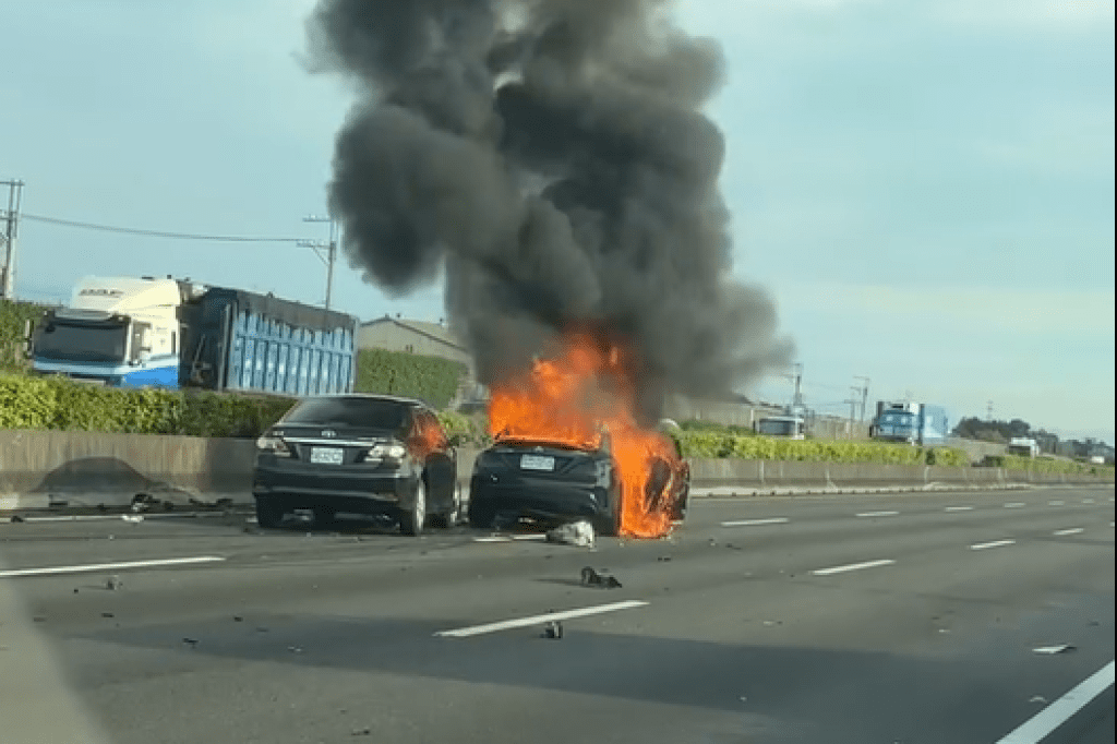 影／國1南向215k員林路段4車追撞　1車起火狂燒釀1死