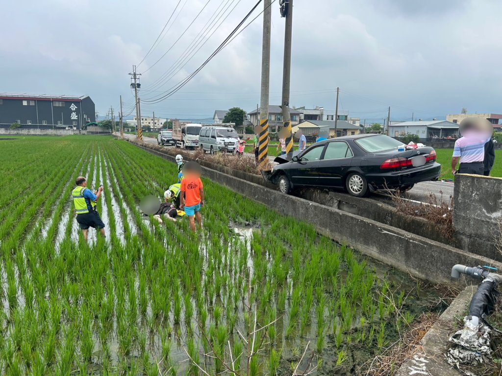 苗栗苑裡轎車撞機車 女騎士撞飛掉落稻田釀3傷 苗栗苑裡轎車撞機車 女騎士撞飛掉落稻田釀3傷