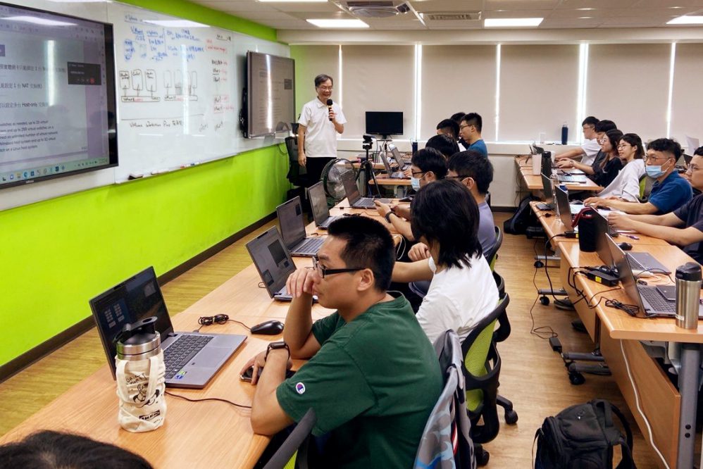 青年投入重點產業 產業新尖兵跨域轉職補助訓練獎勵金加碼最高12萬 青年投入重點產業 產業新尖兵跨域轉職補助訓練獎勵金加碼最高12萬