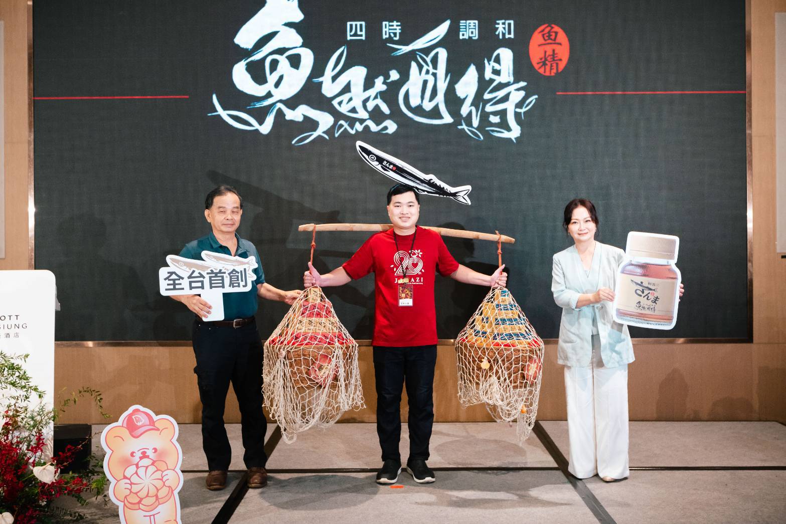 呷百二董事長黃玉琪(右)表示,唯有不斷地變革、創新、轉型、突破,才能因應市場上各種嚴厲挑戰與考驗。呷百二提供