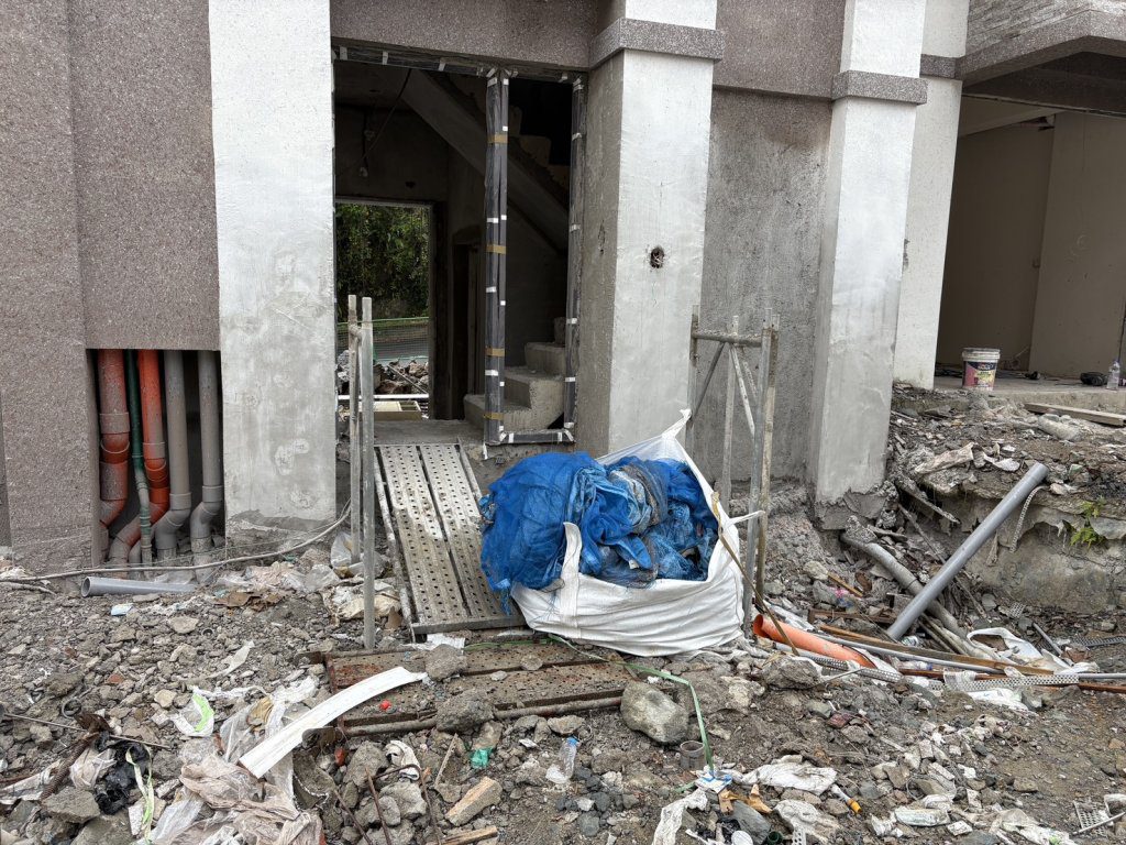 新店工人從4樓墜地　右手骨折送醫