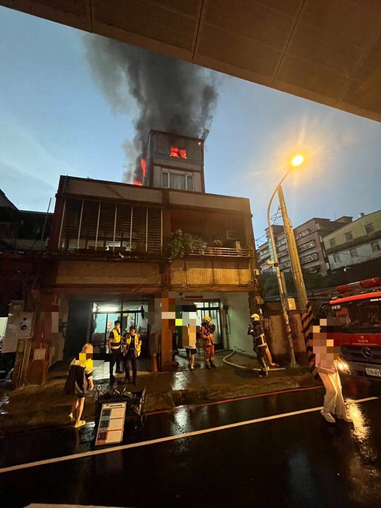 土城中央路火警! 4樓建築頂樓鐵皮加蓋冒出火煙 土城中央路火警! 4樓建築頂樓鐵皮加蓋冒出火煙