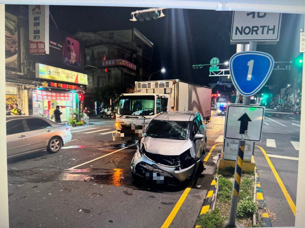 左轉不禮讓出事了! 轎車被直行貨車狠撞 車頭毀 撞擊畫面曝