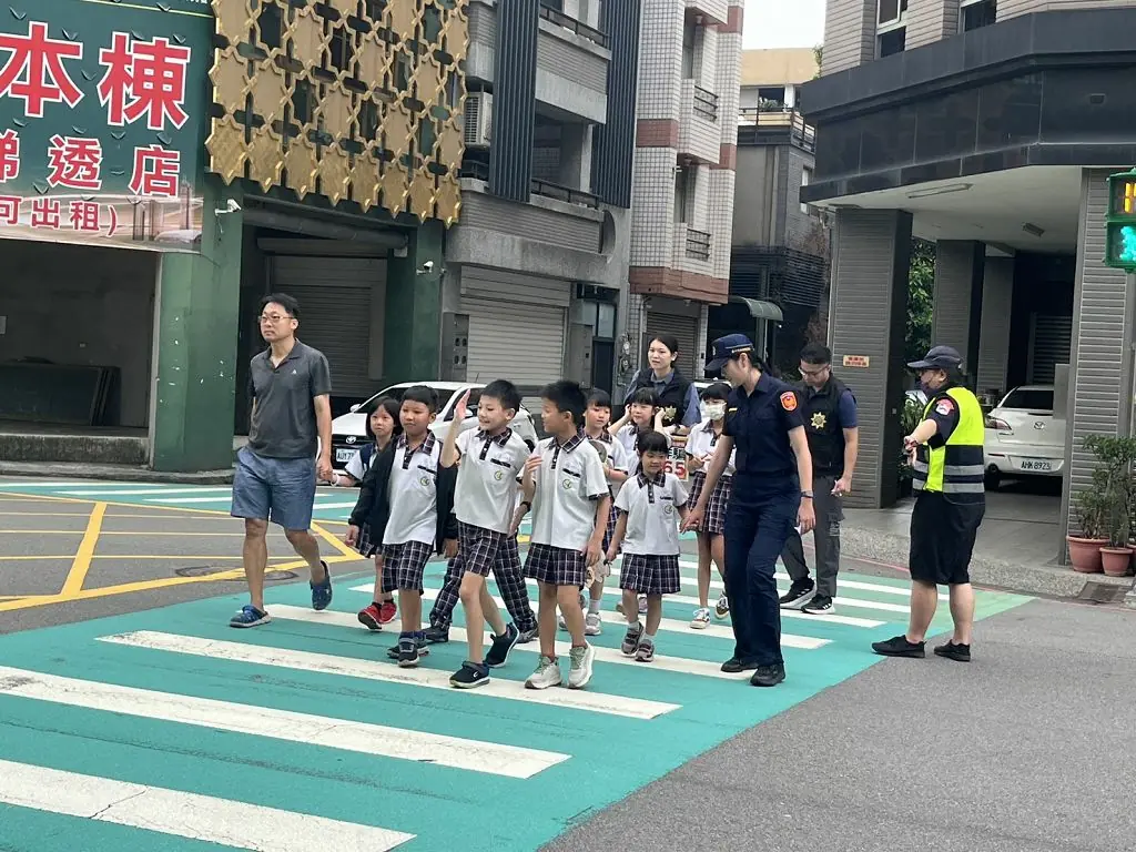 新學期開學 台中六分局啟動護童勤務 守護學童上學安全 新學期開學 台中六分局啟動護童勤務 守護學童上學安全