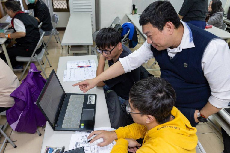 助攻中小企業迎戰凈零挑戰! 中彰投分署成立「ESG人才培訓據點」 助攻中小企業迎戰凈零挑戰! 中彰投分署成立「ESG人才培訓據點」