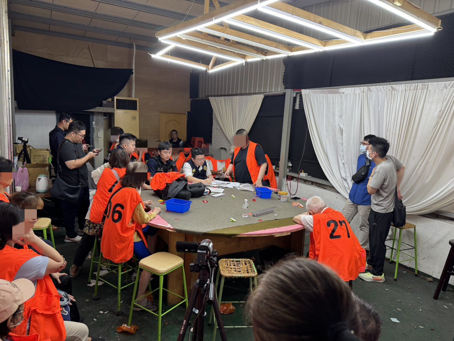 壢警攻堅推筒子賭場 驚見83歲阿嬤也來賭博 壢警攻堅推筒子賭場 驚見83歲阿嬤也來賭博