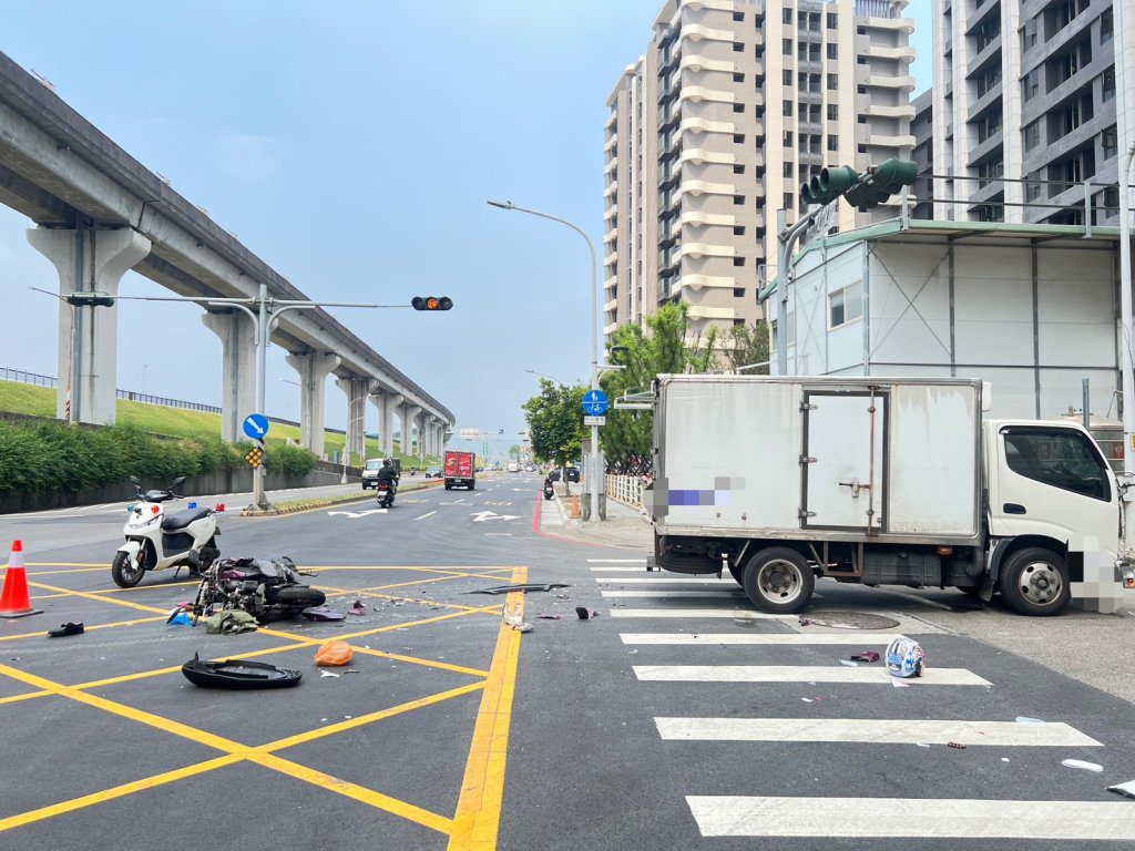 快訊／三重水漾路嚴重車禍！貨車左轉碰撞機車騎士OHCA命危