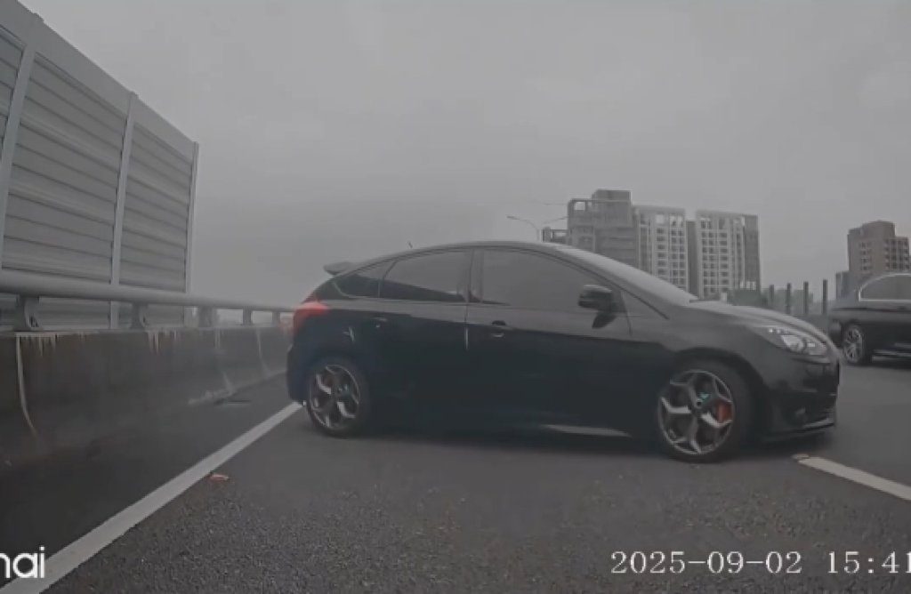 高速驚魂!台中74快速道路黑色轎車急煞甩尾驚險避禍 高速驚魂!台中74快速道路黑色轎車急煞甩尾驚險避禍
