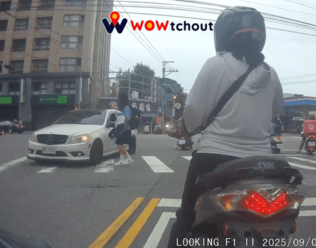 女學生過馬路差點「被收掉」!台中烏日賓士車無視行人惹眾怒 女學生過馬路差點「被收掉」!台中烏日賓士車無視行人惹眾怒